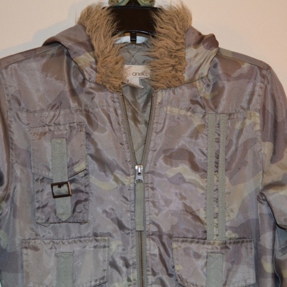 GUC!! O’NEIL - Camouflage Bomber Jacket With Faux Fur Hood. Very Cute!! Sz Small - Picture 3 of 8
